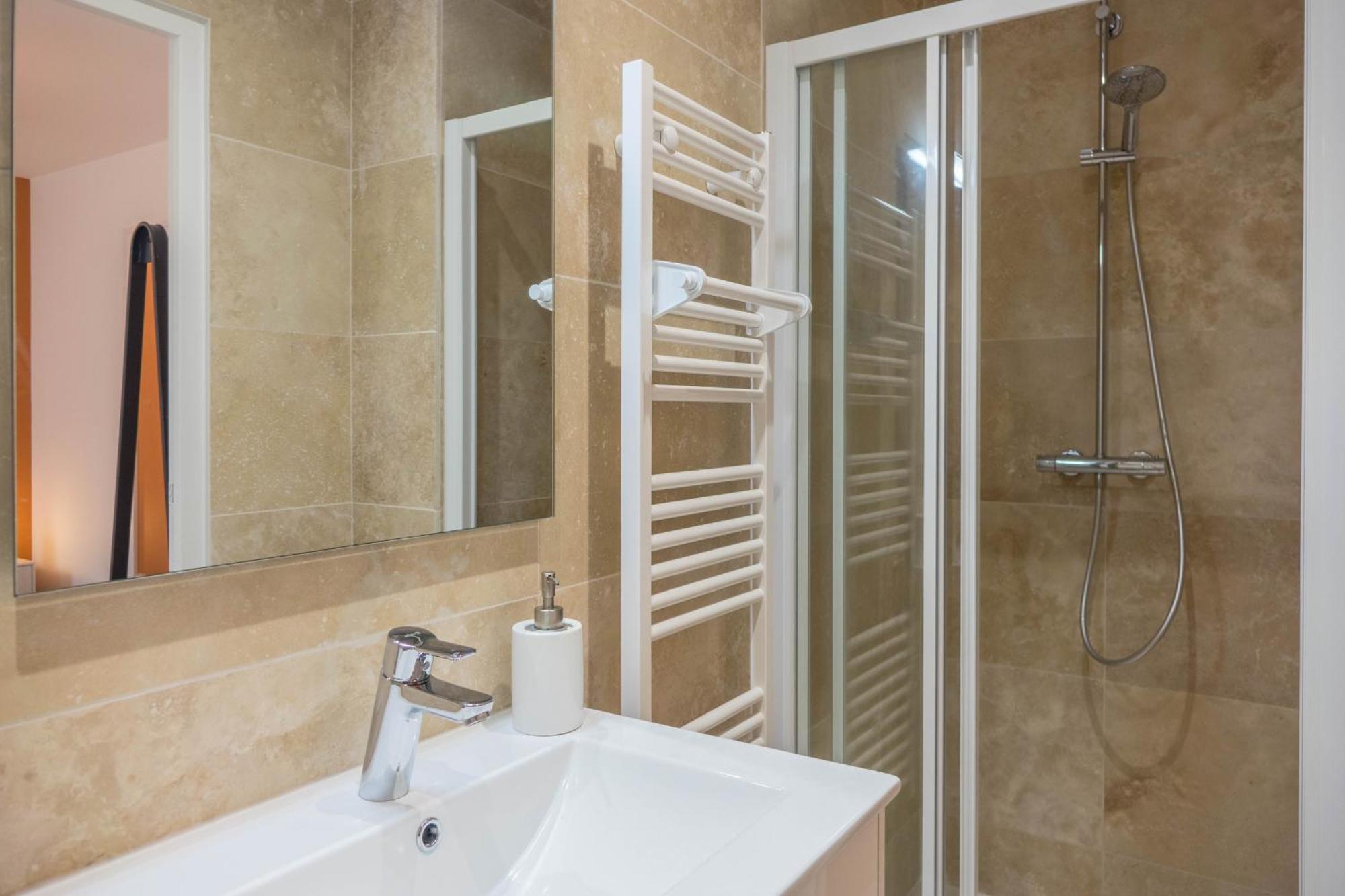 Beau Quartier Et Central, Maison Spacieuse Avec Cour, 3 Chambres, 3 Salles De Bains A 10 Min A Pied De La Gare 올리언스 외부 사진